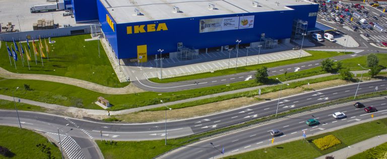 IKEA przekaże dla Polski milion euro, aby wspomóc system ochrony zdrowia oraz zapewnić środki niezbędne do życia społecznościom i konsumentom dotkniętym koronawirusem.